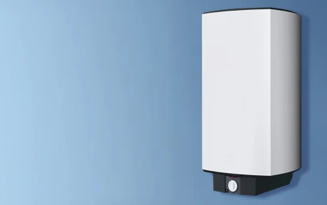 Sauberer, moderner Elektroboiler an der Wand
