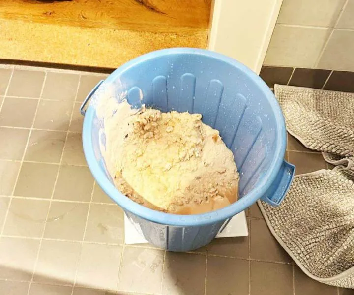 Eimer mit dem entfernten Kalk nach der Boilerentkalkung